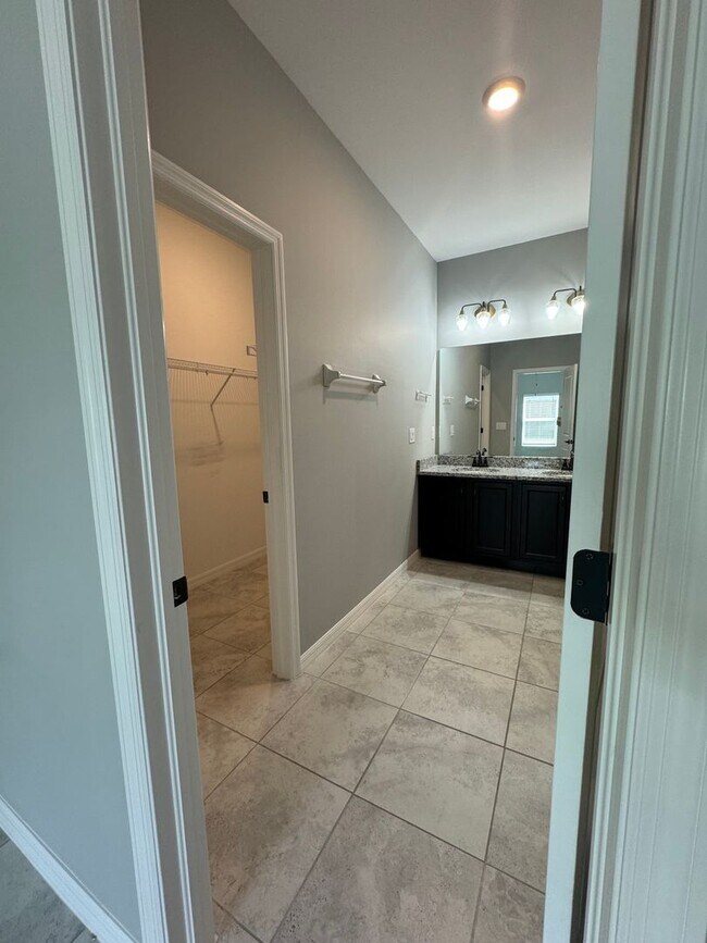 Building Photo - 3 Bed + Den with 2 Baths & 2 Car Garage