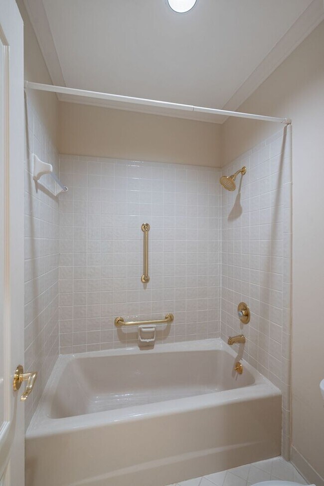 Building Photo - Newly Renovated Condo in The Westende with...