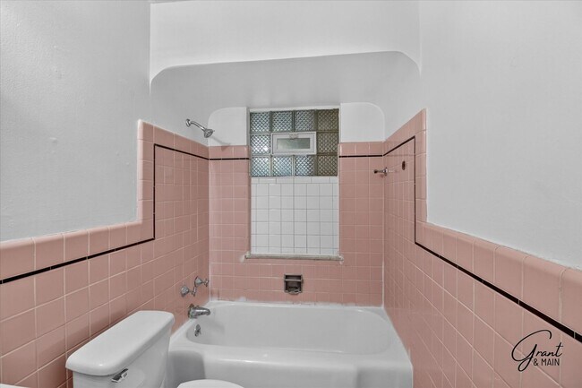 Building Photo - $1300 3 bedrooms