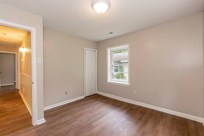 Building Photo - Three Bedroom Home!