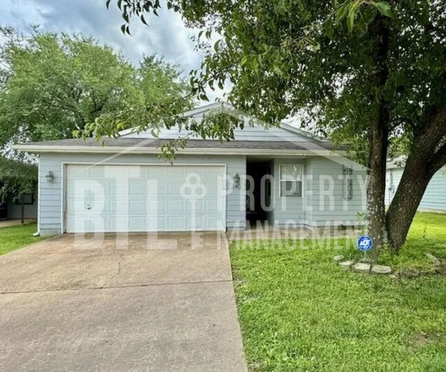 Building Photo - Three Bedroom House