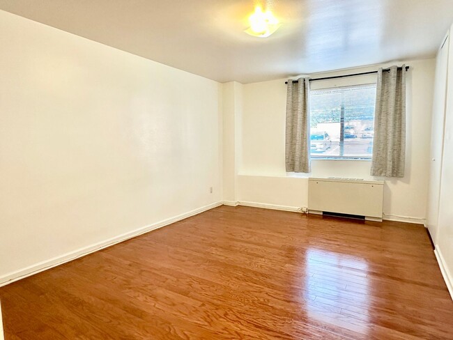 Building Photo - 2 Bed 1 Bath - Pets Welcome! Parking!