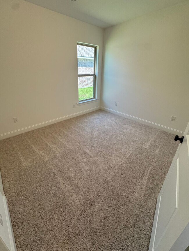Building Photo - 4 Bed 2 Full baths