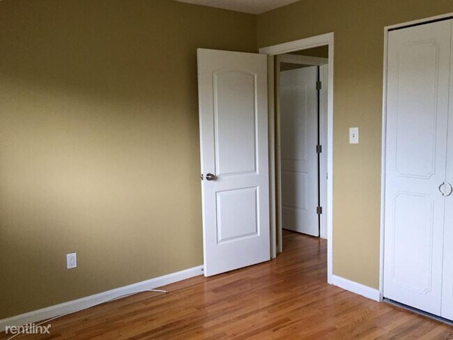 Building Photo - 100 W Hickory Grove Rd