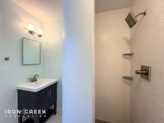 Building Photo - 12 Chateau Pl