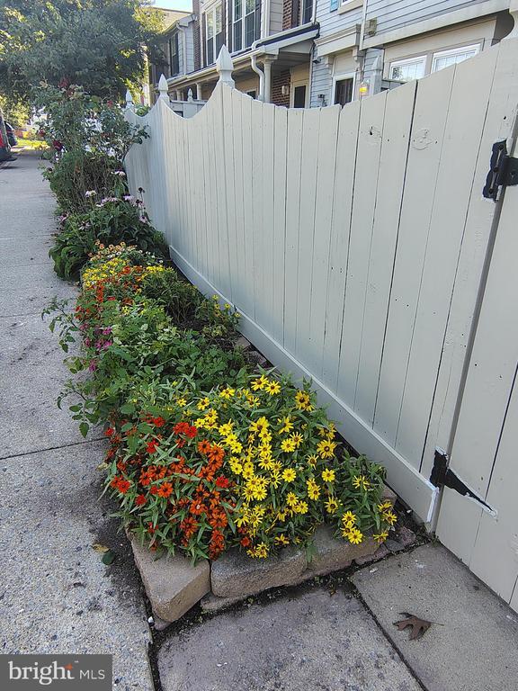 Building Photo - 564 Hollyberry Way