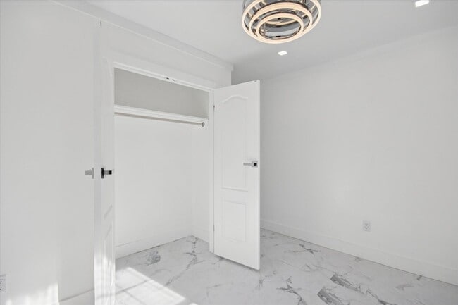 Building Photo - $200 RENT CREDIT | MOVE-IN READY! (Pet Friendly)