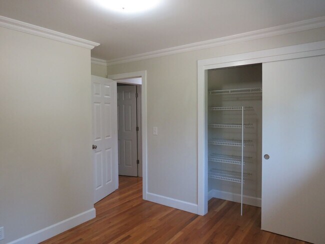 Building Photo - Bellevue Robinswood Mid Century 4bed/3bath Tri-Level $3800.00