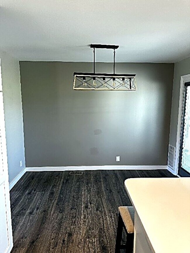 Building Photo - Beautifully Updated Two-Story Home in Sandy — Mountain Views & Big Backyard!