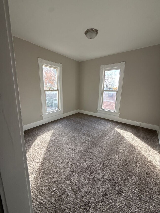 Building Photo - 3 bedroom/2 bath house