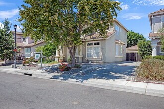 Building Photo - Move-In Ready 4-Bed, 3-Bath Gem in a Covet...