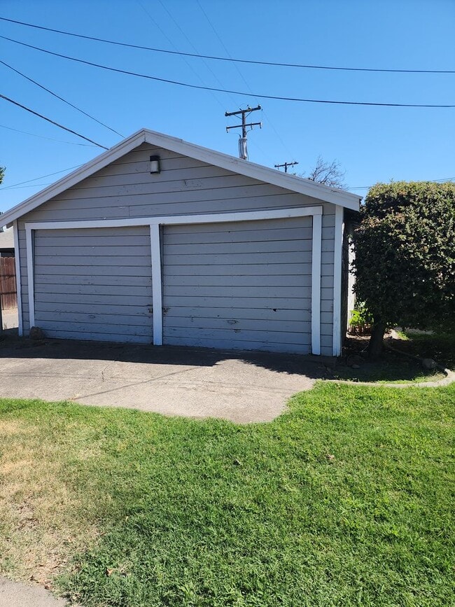 Building Photo - Escalon cute 2 bedroom duplex w/garage
