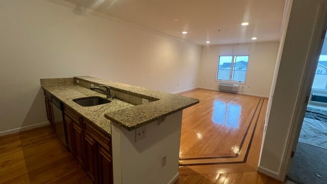 Building Photo - 528 52nd St