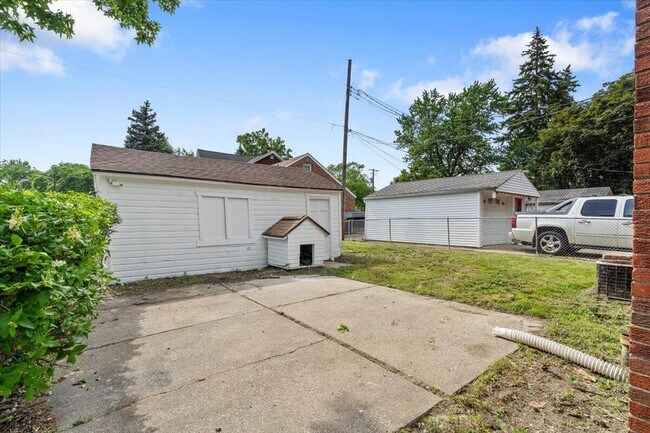 Building Photo - 19953 Regent Dr