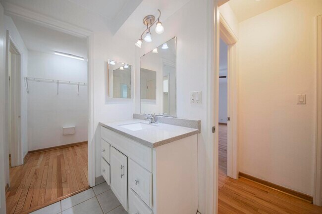 Building Photo - 5300 Carriage Way Dr