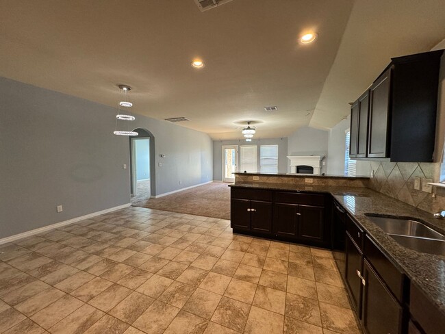 Building Photo - GORGEOUS 3 BEDROOM HOME WITH OFFICE SPACE ...