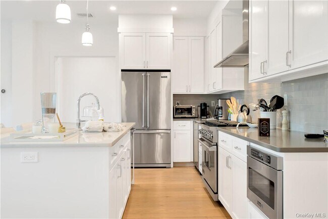 Building Photo - 8 Boulevard W