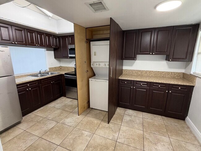 Building Photo - 2500 Coral Springs Dr