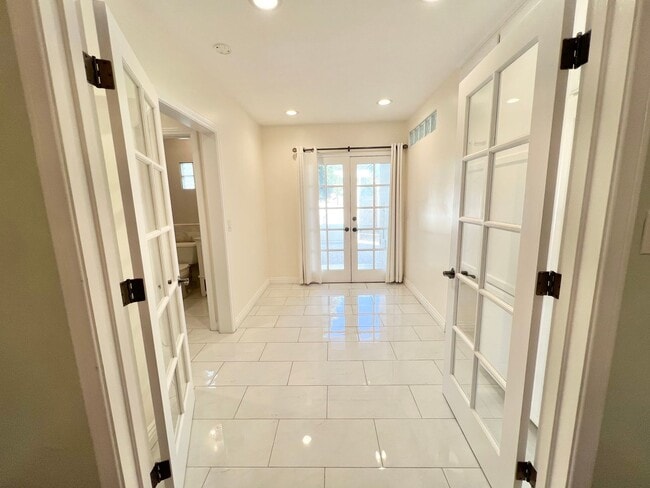 Building Photo - Charming Bixby Knolls Corner Home with Yard, Cabana, & A/C