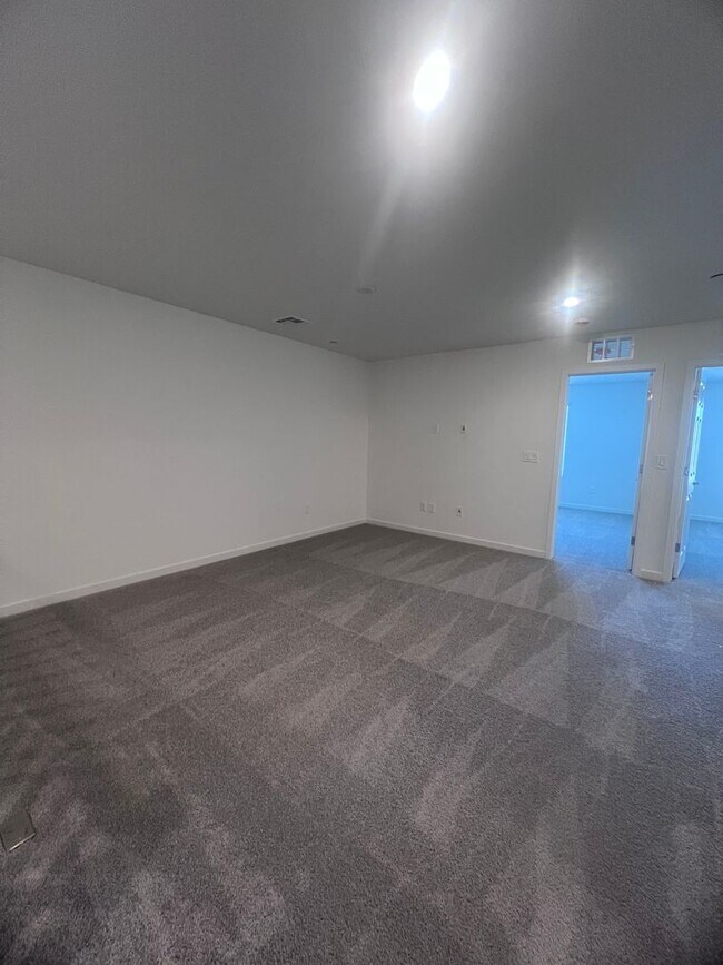 Building Photo - BRAND NEW TOWNHOUSE