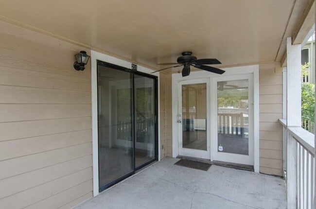 Building Photo - FABULOUS walkable/bikeable 3BR with parkin...