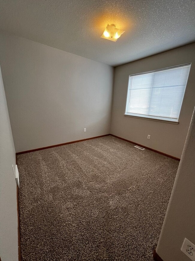 Building Photo - 3 Bedroom 2 Bath Ranch Style Home in Loveland