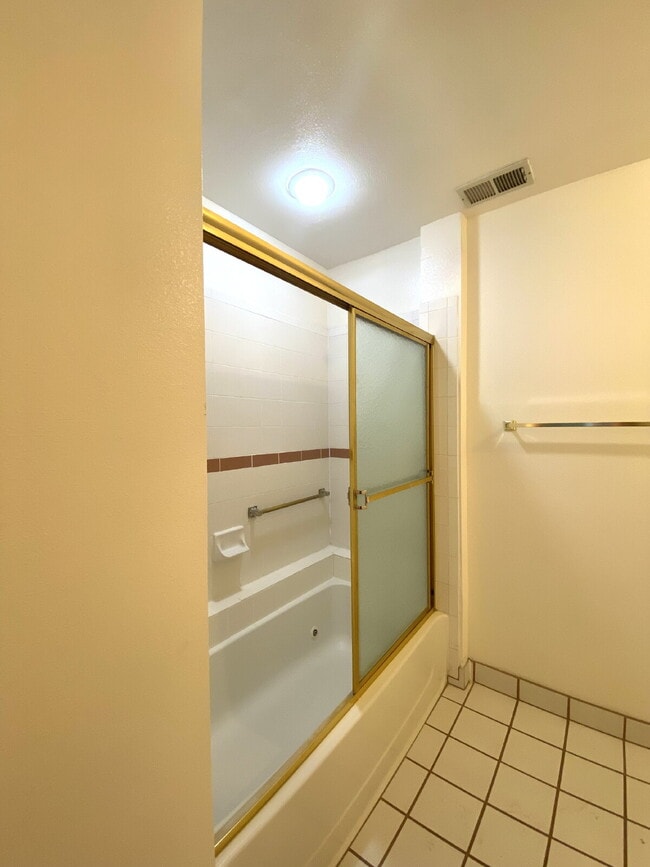 Building Photo - 1BR/1Bath Condo w/Single Car Garage