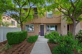 Building Photo - Beautiful 3 bedroom townhouse available fo...
