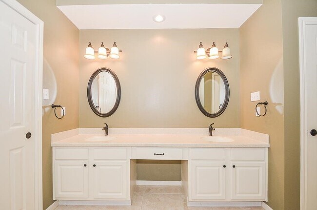 Building Photo - 46 Grants Lake Cir