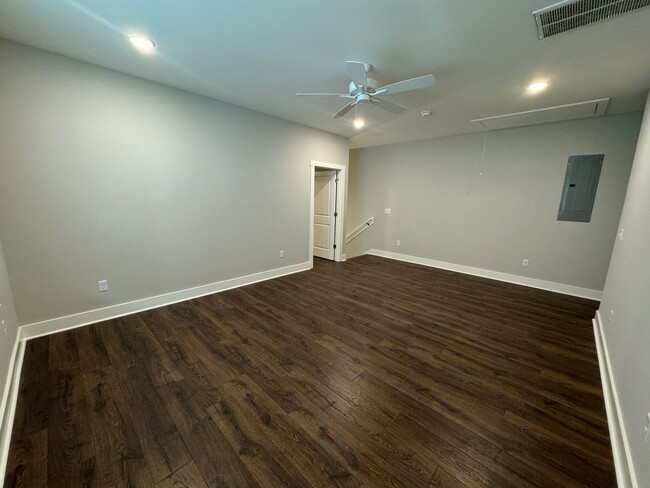 Building Photo - 3BD/3.5BA - END UNIT @ THE RESERVE