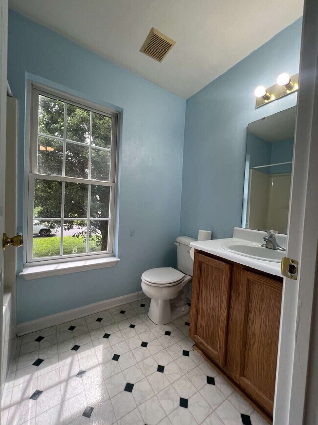 Building Photo - 3 Bdrm / 2.5 Bath House Available Now!!! N...