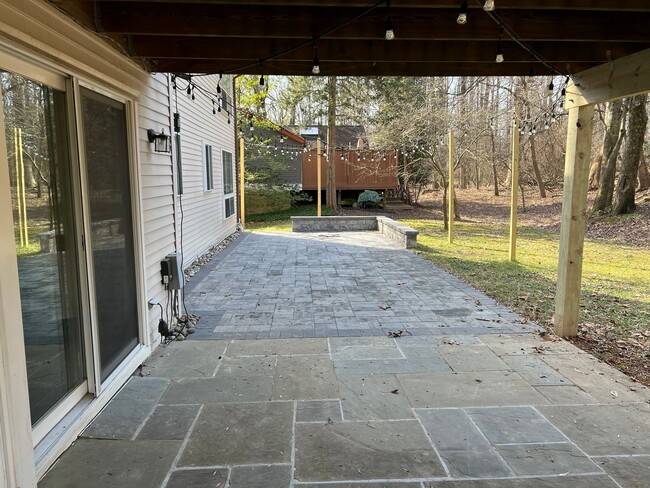 Building Photo - Spacious Home Close to Everything!