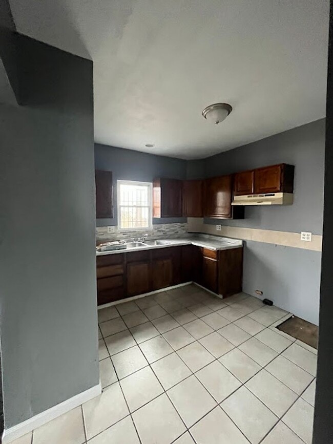 Building Photo - 3 Bedroom 1 Bathroom Home for Rent - Appli...