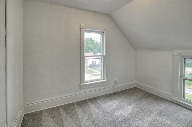 Building Photo - Beautifully updated 3-bedroom, 1-bath home that’s move-in ready.