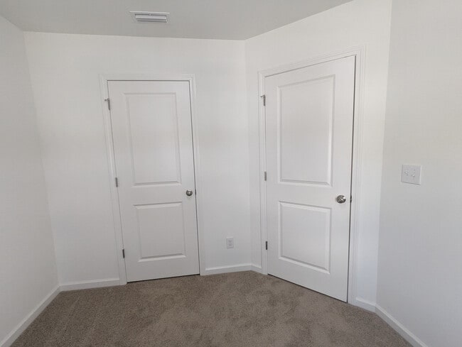 Building Photo - Room in Townhome on Scoter St