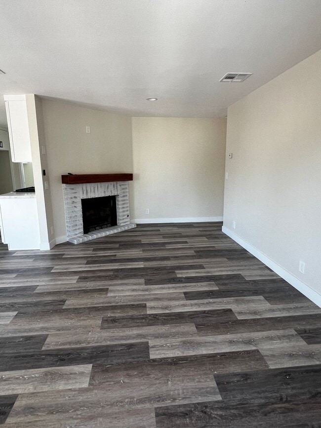 Building Photo - 603 N Pomona Ave