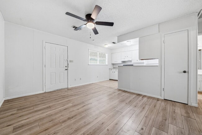 Building Photo - 204 W Lampasas St