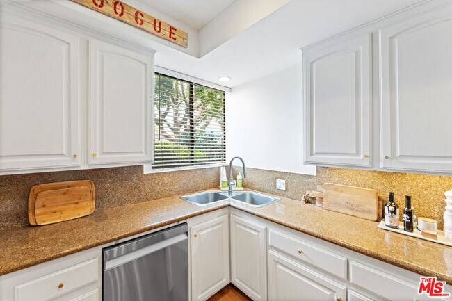 Building Photo - 12115 San Vicente Blvd