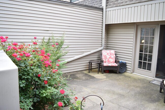 Building Photo - 135 Hillview Dr