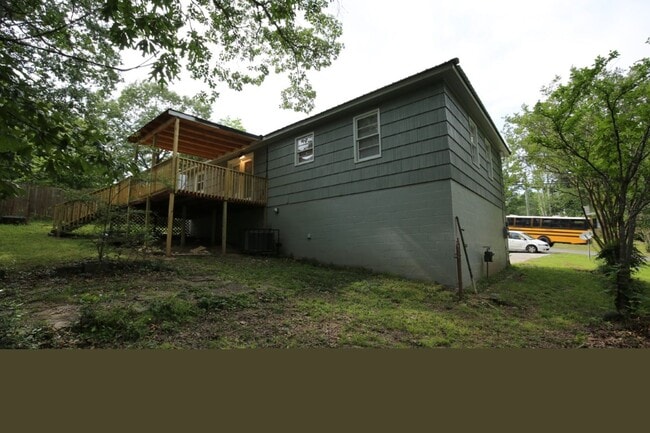 Building Photo - Stylish, Spacious & Updated – Don’t Miss T...