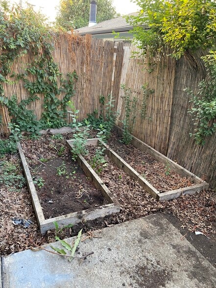 Garden beds - 756 NE 92nd Ave