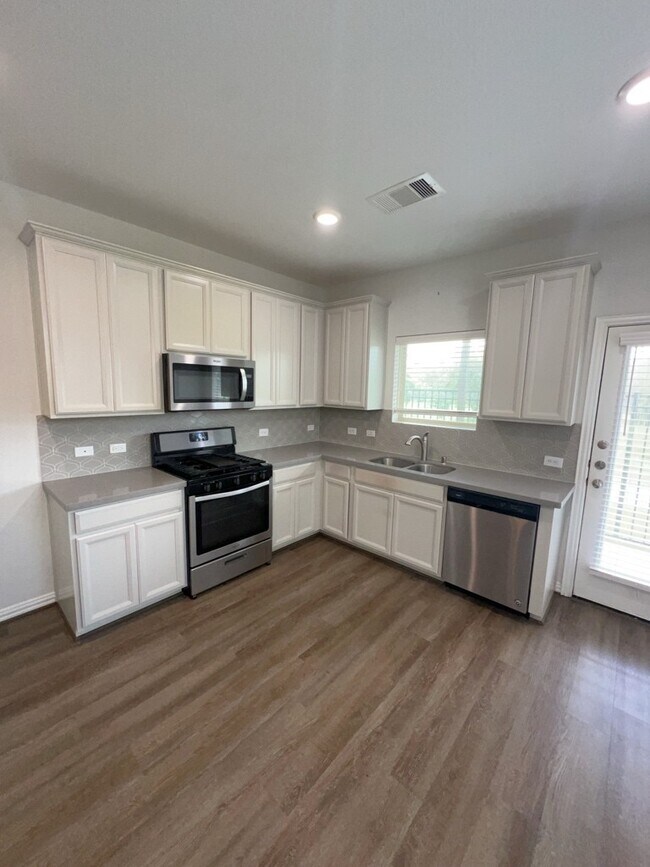 Building Photo - 7118 Fannin St