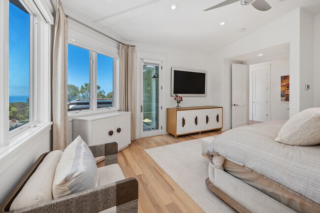 Building Photo - 555 Amphitheatre Dr