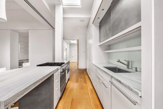 Building Photo - 70 E 96th St