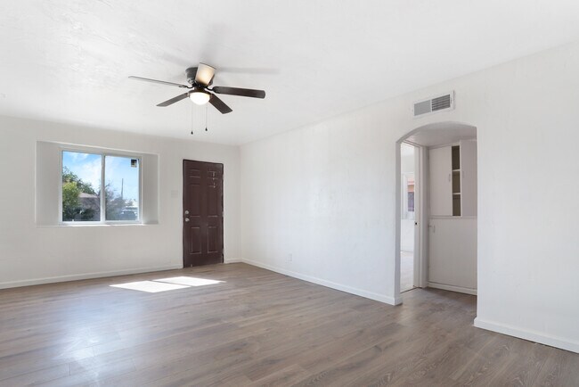 Building Photo - 621 S Melendres St