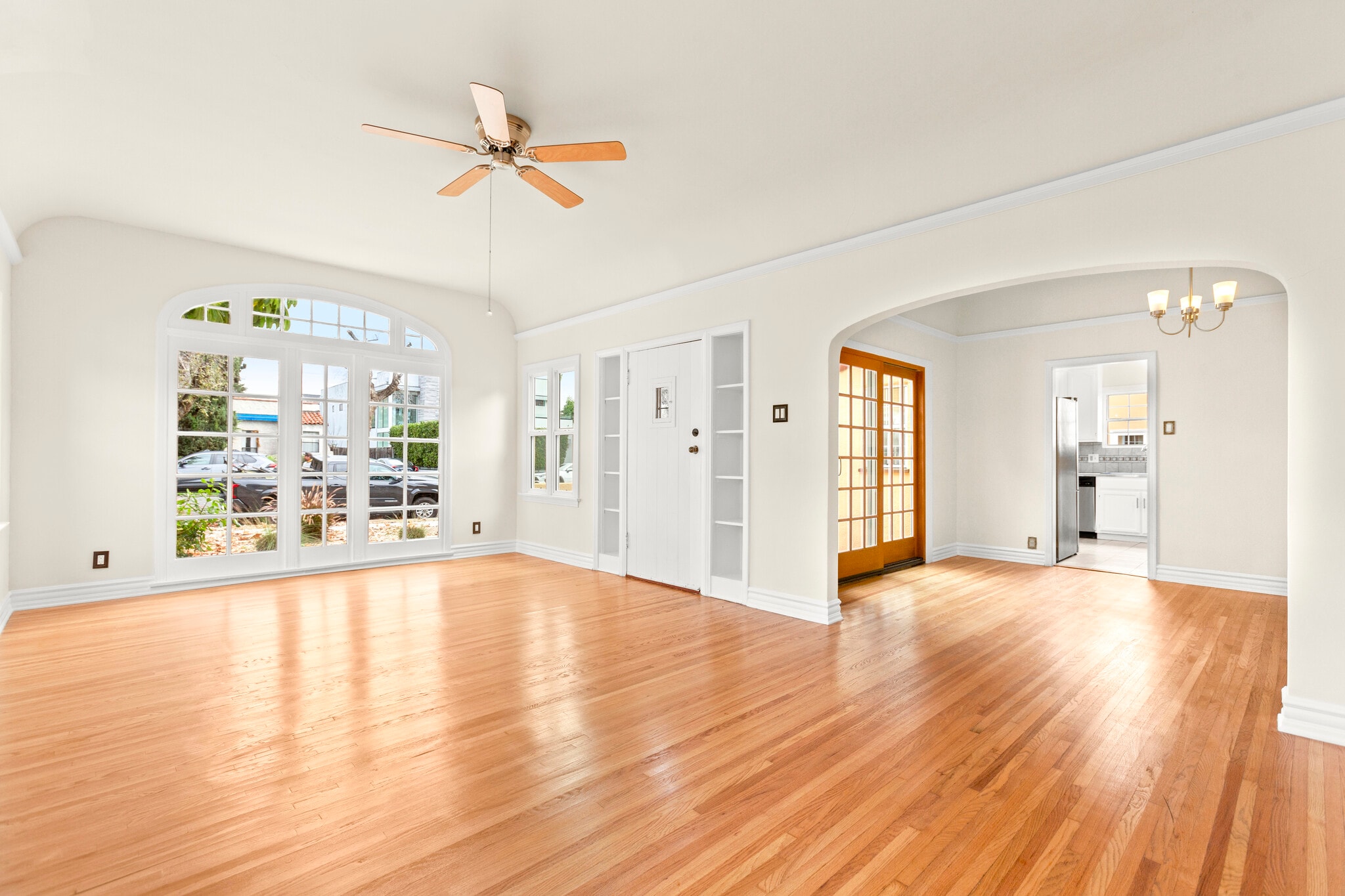 Building Photo - 827 N Laurel Ave