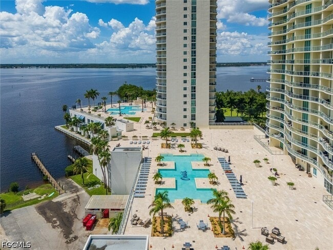 Building Photo - 3000 Oasis Grand Blvd