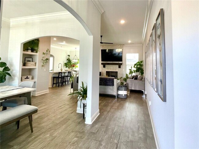 Building Photo - 2014 W Chandler Ave