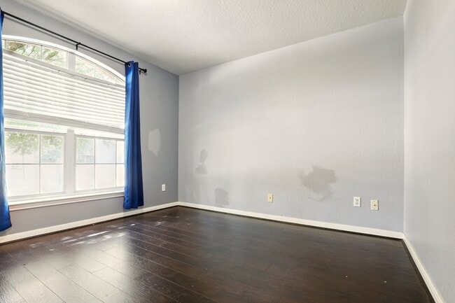 Building Photo - 303 Burris Park Dr