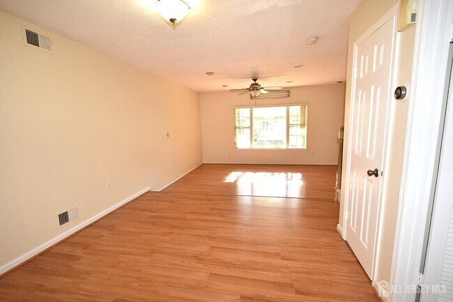 Building Photo - 56 Sassafras Ct